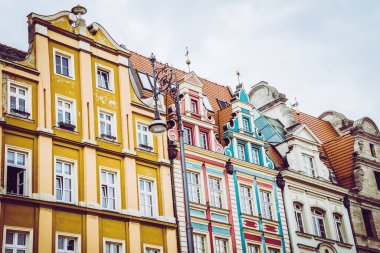 Wroclaw, Polonya - 15 Haziran 2019 Wroclaw Evleri ve Wroclaw şehrinin sokakları. Şehir manzarası