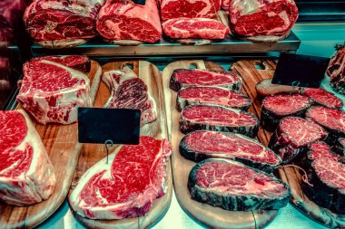 Tezgahta farklı türde taze et var.