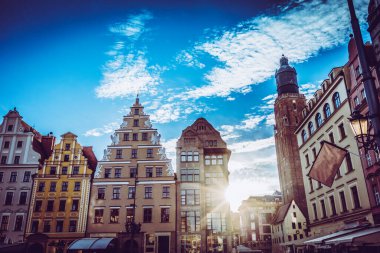Eski renkli evleri olan Wroclaw merkez pazar meydanı