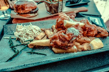 Lezzetli Danimarka mezeleri deniz kenarında bir kafede