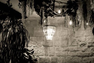 İç kısımda taze çiçekler var.