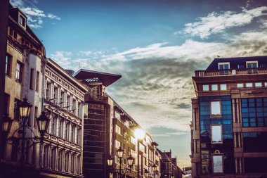 Eski renkli evleri olan Wroclaw merkez pazar meydanı