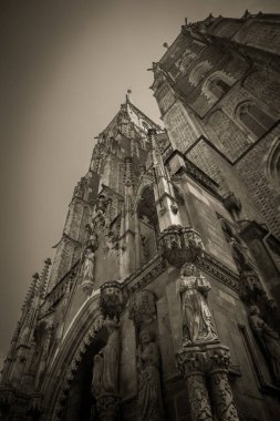 Muhteşem Mimarlık ve Kırbaç Kiliseleri