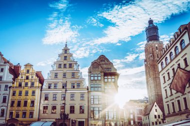 Eski renkli evleri olan Wroclaw merkez pazar meydanı