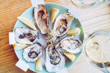 Masadaki istiridyeler lezzetli öğle yemekleri.