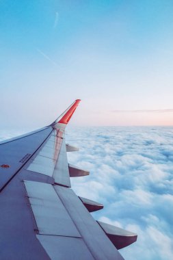 Gökyüzündeki bir uçak penceresinin manzarası.