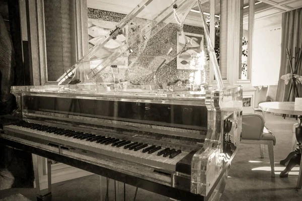 餐厅里的自动钢琴 — 图库照片
