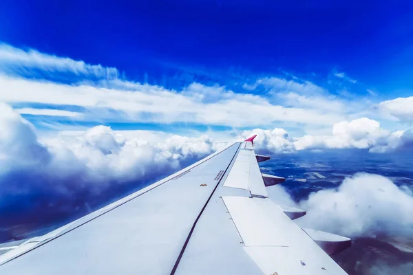 飛行機の窓からの眺め翼 — ストック写真