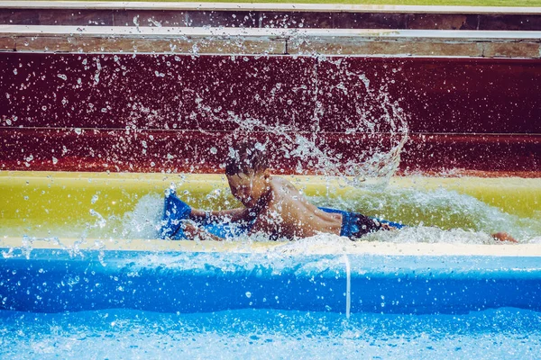 Der Junge Fährt Eine Rutsche Wasserpark — Stockfoto