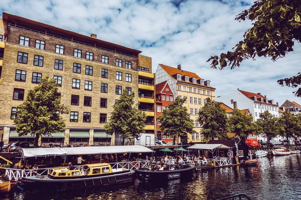 Copenhaga Dinamarca Julho 2019 Famoso Christianshavn Com Edifícios Coloridos Barcos — Fotografia de Stock