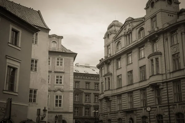 美しい通りと秋の建築 プラハ — ストック写真