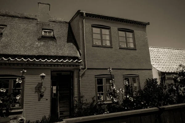 美丽的丹麦建筑在一个风景如画的村庄 — 图库照片