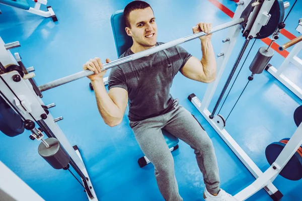 Een Man Gaat Sporten Sportschool — Stockfoto