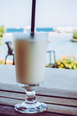 Deniz kenarındaki barda kokteyller.