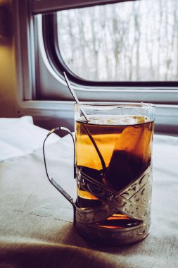 Trendeki cam bardakta çay