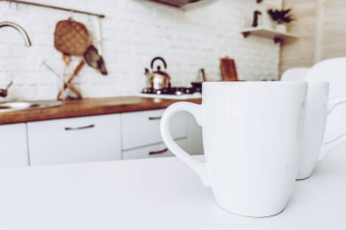 Mutfak eşyaları beyaz mutfakta.