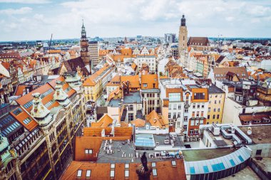 Wroclaw, Polonya - 15 Haziran 2019 Wroclaw Evleri ve Wroclaw şehrinin sokakları. Şehir manzarası