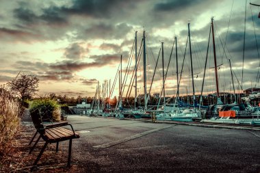 Akşamları güzel rıhtımlar ve güzel yelkenli yatlar.
