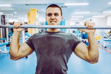 Bir adam spor salonuna gider.