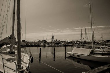 Yatları olan güzel Danimarka limanı