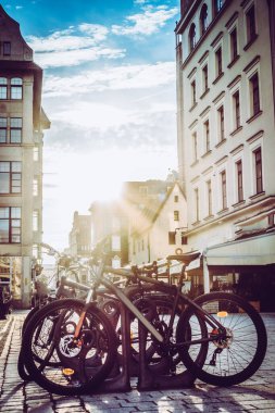 Eski renkli evleri olan Wroclaw merkez pazar meydanı