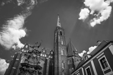 Muhteşem Mimarlık ve Kırbaç Kiliseleri