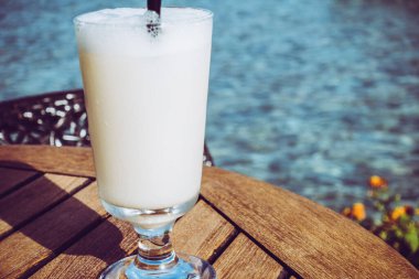 Deniz kenarındaki barda kokteyller.