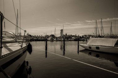 Yatları olan güzel Danimarka limanı