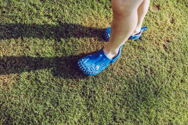 Çocuk ip parkında oynuyor.