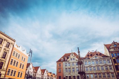 Eski renkli evleri olan Wroclaw merkez pazar meydanı