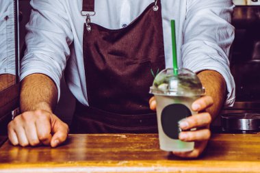 Mojito yapımı kafenin arka planında