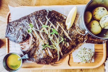 Masa yemeği arka planında fırında dil balığı.