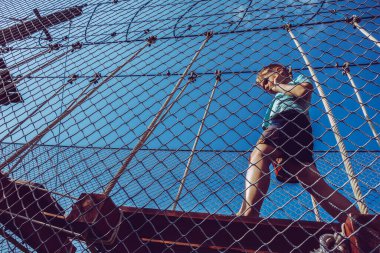 Çocuk ip parkında oynuyor.