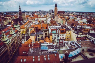 Wroclaw, Polonya - 15 Haziran 2019 Wroclaw Evleri ve Wroclaw şehrinin sokakları. Şehir manzarası