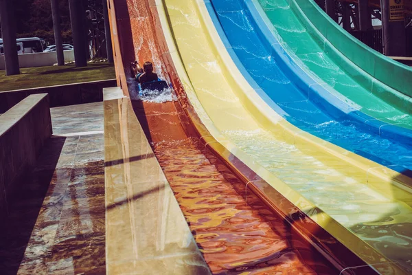 Menino Monta Slide Parque Aquático — Fotografia de Stock