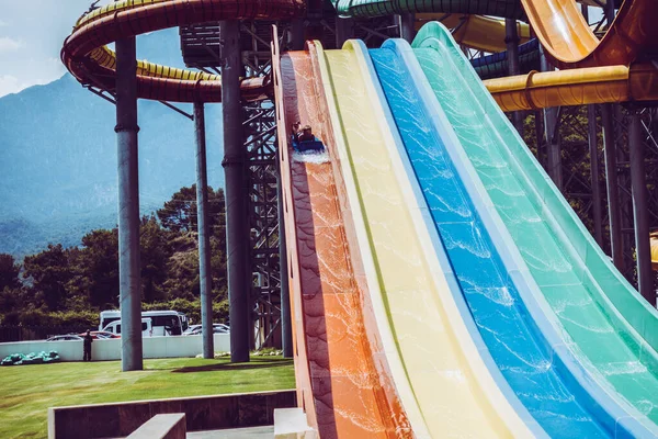 Menino Monta Slide Parque Aquático — Fotografia de Stock