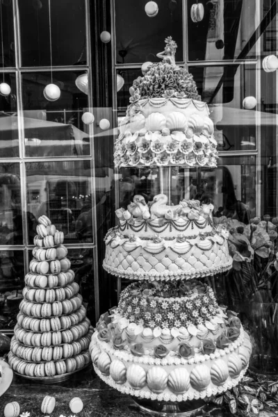 Hermoso Escaparate Con Pasteles Una Calle Pintoresca —  Fotos de Stock