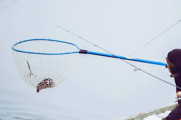 湖を背景にしたマス釣り — ストック写真