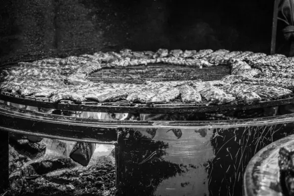 烤排骨在一个巨大的烤架上 — 图库照片