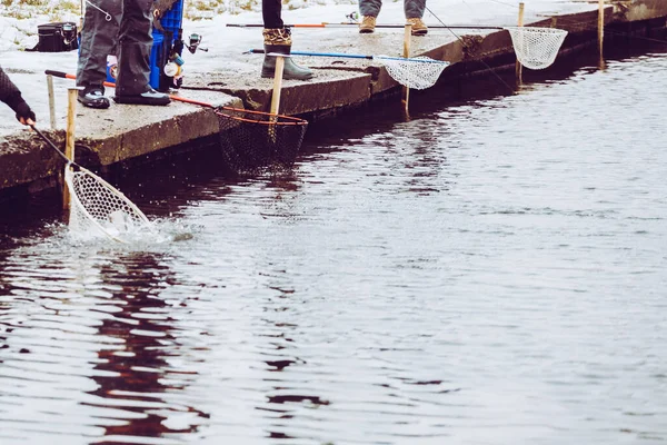 湖を背景にしたマス釣り — ストック写真