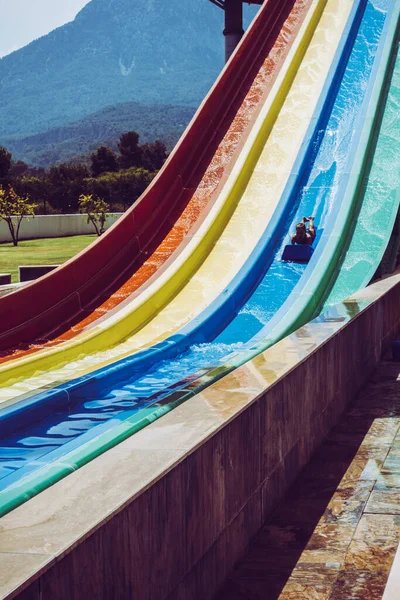 Jongen Rijdt Een Dia Het Waterpark — Stockfoto