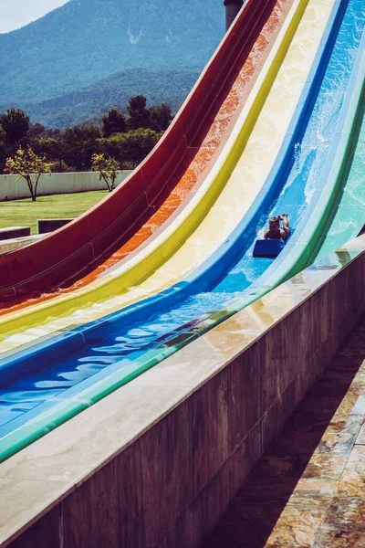 Jongen Rijdt Een Dia Het Waterpark — Stockfoto