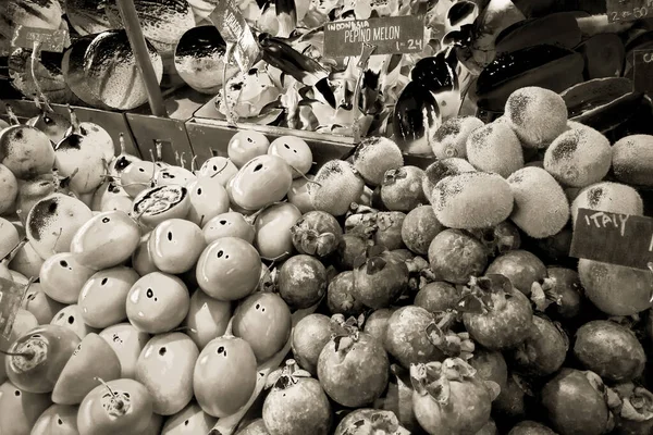 Mağaza Vitrininde Güzel Organik Meyveler — Stok fotoğraf