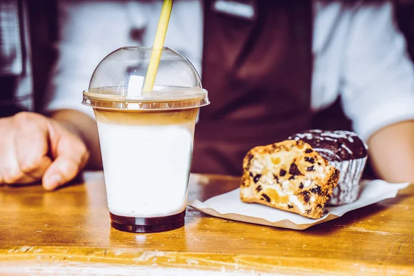 Barista Dělá Kávu Kavárně Pozadí — Stock fotografie