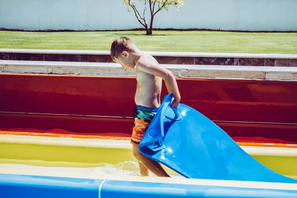 水公園のスライドに乗る少年 — ストック写真