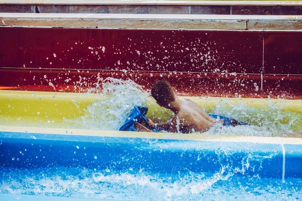 Menino Monta Slide Parque Aquático — Fotografia de Stock