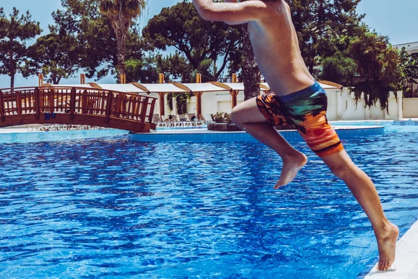 Çocuk Havuza Atladı — Stok fotoğraf