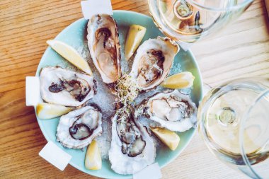 Masadaki istiridyeler lezzetli öğle yemekleri.