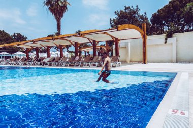 Çocuk havuza atladı.