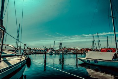 Yatları olan güzel Danimarka limanı